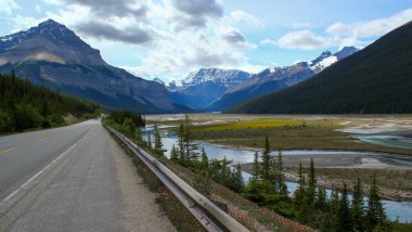 Harika bir panoramik manzara: Alberta, Kanada 'daki Jasper Nationalpark' ta geniş bir vadi. Seyahat ve macera kavramı.