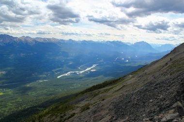 Harika bir panoramik manzara: Kanada Alberta 'daki Jasper Ulusal Parkı' nda geniş bir vadi. Seyahat ve macera kavramı.