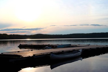 Ontario 'daki Kanada Gölü' nde bir iskelede gün batımı