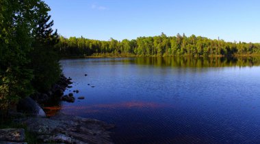 Tipik Kanada manzarası: Kanada 'da günbatımında güzel bir göl