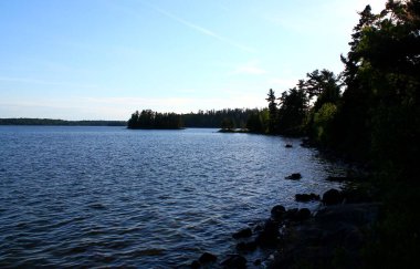 Tipik Kanada manzarası: Kanada 'da günbatımında güzel bir göl