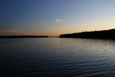 Kanada 'da harika bir gölde gün batımı / Clear Lake / Manitoba / Riding Mountains Nationalpark / Wasagming