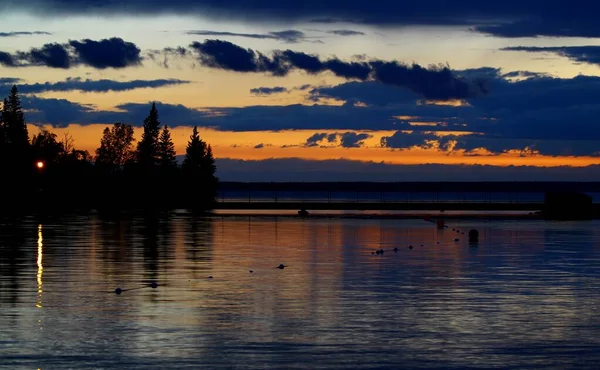 Wonderful Sunset Sun Vanishes Mountains End Large Lake — Stock Photo, Image