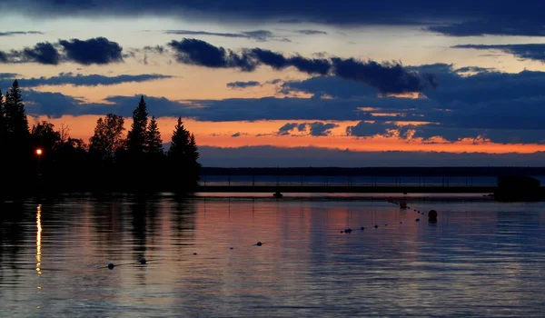 Wonderful Sunset Sun Vanishes Mountains End Large Lake — Stock Photo, Image