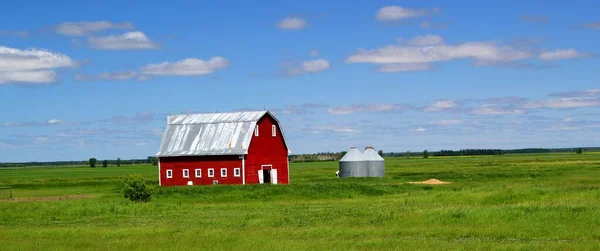 Red Barn Stands Middle Meadow Panoramic View Blue Sky — Stock Photo, Image