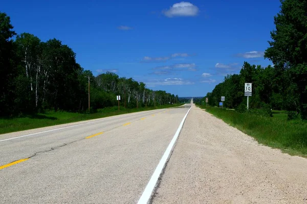 Largo Camino Sin Fin Viajar Por Autopista Canadá Día Soleado — Foto de Stock