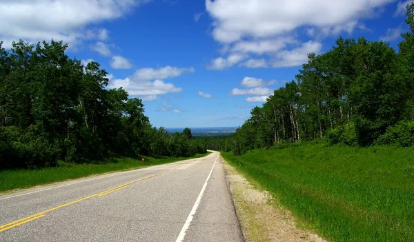 Sonnigen Tag Auf Dem Highway Kanada Unterwegs Tourismus Und Reisekonzept — Stockfoto