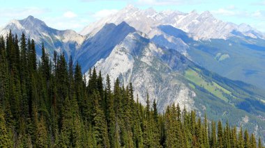 Kanada 'daki Rocky Dağları' nda inanılmaz bir dağ manzarası var.