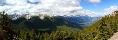 Kanada Rocky Dağları 'nda geniş ve geniş bir vadiye bakın. Macera, Seyahat ve Turizm Konsepti