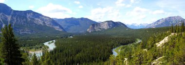 Bow Valley 'in panoramik manzarası: Banff Nationalpark, Alberta, Kanada' daki Rundle Dağı, Bow Nehri ve Tünel Dağı 'na bakın