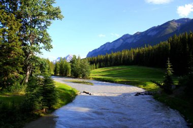 Banff Ulusal Parkı 'ndaki Mavi Bow Nehri Alberta Kanada