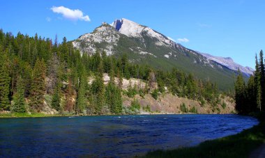 Alberta, Kanada 'daki Banff Ulusal Parkı' nda güzel bir nehir. Seyahat, Macera ve Turizm Konsepti. 