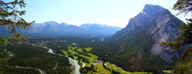 Banff Nationalpark, Alberta, Kanada 'daki Banff Town' un yanındaki Bow Valley ve Banff Springs Golf Kulübü 'ne bakın.