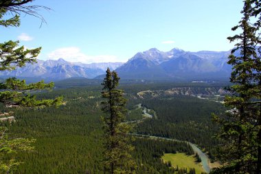 Kanada Rocky Dağları, Banff, Alberta, Kanada 'da geniş ve açık bir vadi. Seyahat, Macera ve Turizm Konsepti.