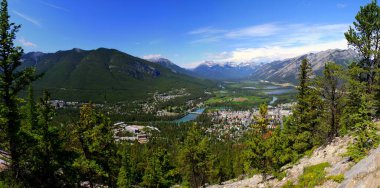 Banff Nationalpark 'taki Bow Valley ve Banff Town' ın muhteşem manzarası. Tünel Dağı 'ndan görüntü, Alberta, Kanada