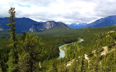 Banff Nationalpark 'taki ünlü yay vadisinin inanılmaz panoramik manzarası. Banff Town 'un yanındaki Bow River ve Tünel Dağı. Alberta, Kanada