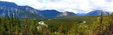 Banff yakınlarındaki orman ve dağlar: Tünel Dağı ve Bow Nehri 'ne bakın - Banff Nationalpark, Alberta, Kanada