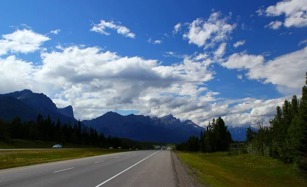 Conducir Por Carretera Través Las Montañas Rocosas Canadienses Cerca Canmore — Foto de Stock