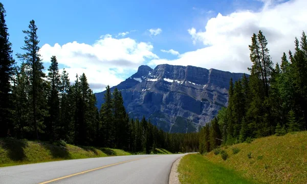 Autopista Que Pasa Por Debajo Las Montañas Rocosas Canadienses Cerca — Foto de Stock
