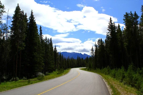 Autopista Que Pasa Por Debajo Las Montañas Rocosas Canadienses Cerca — Foto de Stock