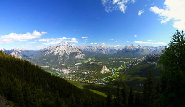 Niesamowity Widok Dolinę Bow Banff Town Otoczeniu Kanadyjskich Gór Skalistych — Zdjęcie stockowe