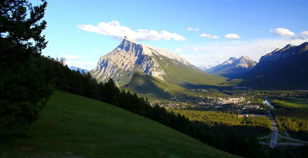Wspaniała Sceneria Górska Górach Skalistych Mount Rundle Obok Banff Town — Zdjęcie stockowe