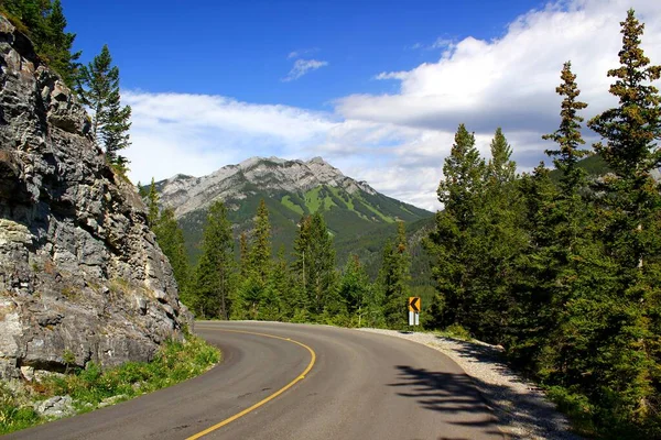 Viaje Por Carretera Las Montañas Rocosas Canadienses Día Soleado Parque — Foto de Stock