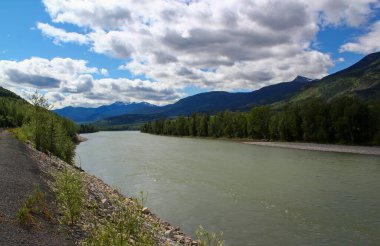 Skeena Nehri: Okyanusa doğru kıvrılan vahşi ve geniş bir nehir. British Columbia, Kanada. Sinek avlamak için harika bir yer. Spor ve Doğa Konsepti.