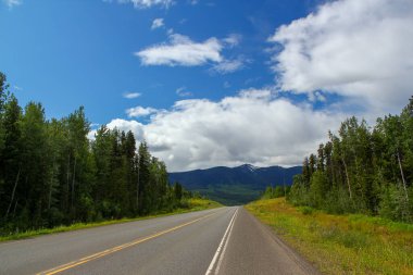 Kanada Rocky Dağları 'nın altından geçen otoyol, Britanya Kolumbiyası, Kanada