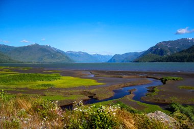 Panoramik Manzara: Skeena Nehri, British Columbia, Kanada 'da Yellowhead Highway yakınlarında. Spor, Seyahat ve Doğa Konsepti. Balık tutmak için harika bir yer..