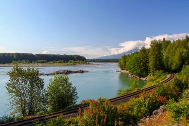 Panoramik Manzara: Skeena Nehri, British Columbia, Kanada 'da Yellowhead Highway yakınlarında. Spor, Seyahat ve Doğa Konsepti. Balık tutmak için harika bir yer..