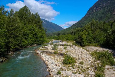 Panoramik Manzara: Skeena Nehri, British Columbia, Kanada 'da Yellowhead Highway yakınlarında. Spor, Seyahat ve Doğa Konsepti. Balık tutmak için harika bir yer..
