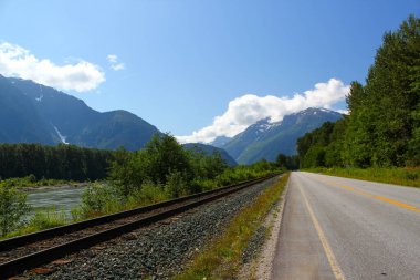 Kanada Rocky Dağları 'ndaki Skeena Nehri' nin yanındaki otoyol.