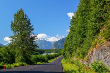Tipik Kanada Roadtrip Scenery: Harika bir doğa manzarasında güzel bir yol. Rocky Dağları. Skeena Nehri. Seyahat ve Turizm Konsepti. British Columbia, Kanada.