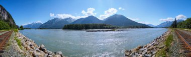 Skeena Nehri: Okyanusa doğru kıvrılan vahşi ve geniş bir nehir. British Columbia, Kanada. Sinek avlamak için harika bir yer. Spor ve Doğa Konsepti. 180 derece Panoramik Görünüm.
