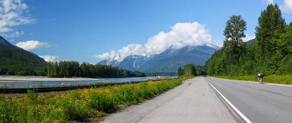 Radfahrer Auf Einem Highway Den Kanadischen Rocky Mountains Neben Dem — Stockfoto
