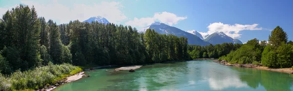 Rio Skeena Rio Largo Abaixo Céu Azul Viajando Nas Montanhas — Fotografia de Stock