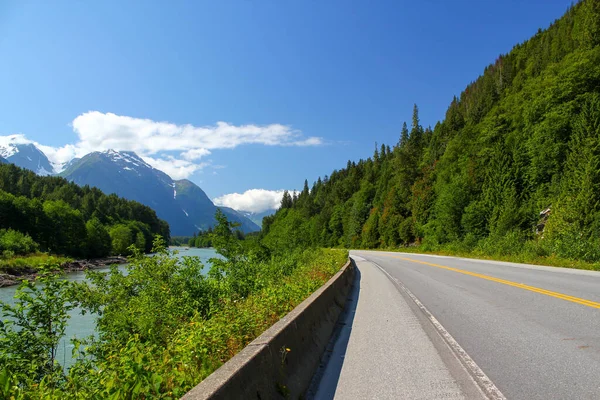 Highway Den Kanadischen Rocky Mountains Neben Dem Schönen Skeena River — Stockfoto