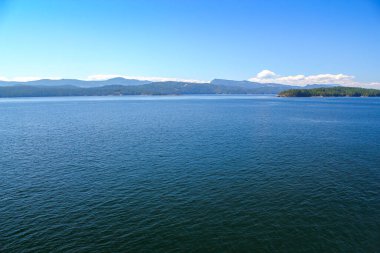 Harika ada manzarası: Vancouver Adası yakınlarındaki adalar arasında feribotla seyahat etmek. İngiliz Kolombiyası. Kanada