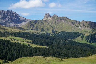 Alpe di Siusi, Seiser Alm ve Forcella Denti di Terrarossa Dolomitlerde. Yürüyüş için güzel bir yer. Güney Tyrol, İtalya 'daki farklı dağlar.