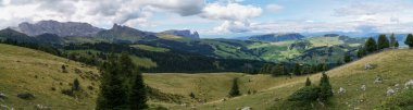 Geniş ve açık - panoramik manzara: Alp de Siusi - Mont Seuc 'un geniş ve açık manzarasına çarpıcı bir manzara. Gardena Vadisi, Güney Tyrol, İtalya, Avrupa.