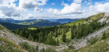Panoramik manzara: Alp de Siusi - Mont Seuc 'un geniş ve açık manzarasına çarpıcı bir bakış açısı. Gardena Vadisi, Güney Tyrol, İtalya, Avrupa.
