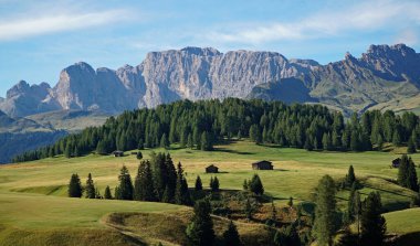 Şaşırtıcı manzara: İtalya 'nın Güney Tyrol kentindeki dolomitlerde Alp de Siusi ve Rosengarten dağları. Seyahat ve Tatil kavramı.