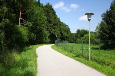 Avrupa 'nın kırsal kesiminde harika bir bisiklet yolu, Aşağı Avusturya, Avusturya. Spor ve Tatil konsepti.