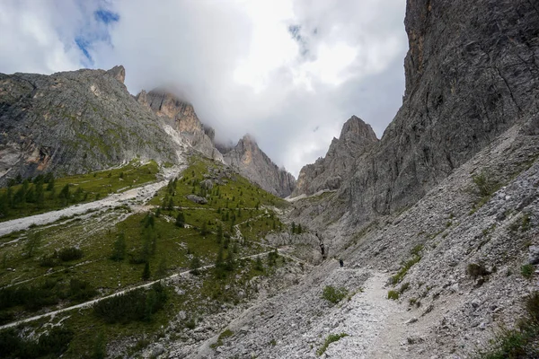 Dramatic Weather Mountains Hiking Trail Leads Steep Dangerous Mountains Travel — Stock Photo, Image