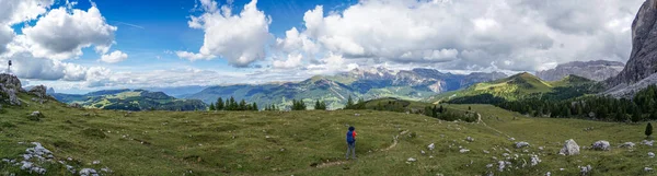 Underbar Panoramautsikt Ung Sportig Vandrare Kvinna Vandring Vacker Dolomit Bergslandskap — Stockfoto