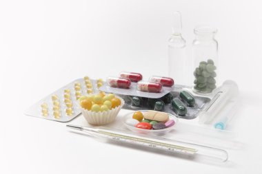şırınga, termometre, tabletler ve kapsüller içinde..... izole kabarcık