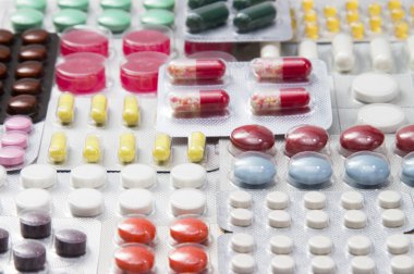 Tablet, kapsül ve kabarcıklar içinde vitaminler arka plan