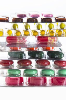 renk tablet, kapsül ve beyaz arka plan üzerinde kabarcıklar içinde vitamin