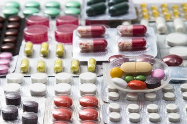 Tablet, kapsül ve kabarcıklar içinde vitaminler arka plan